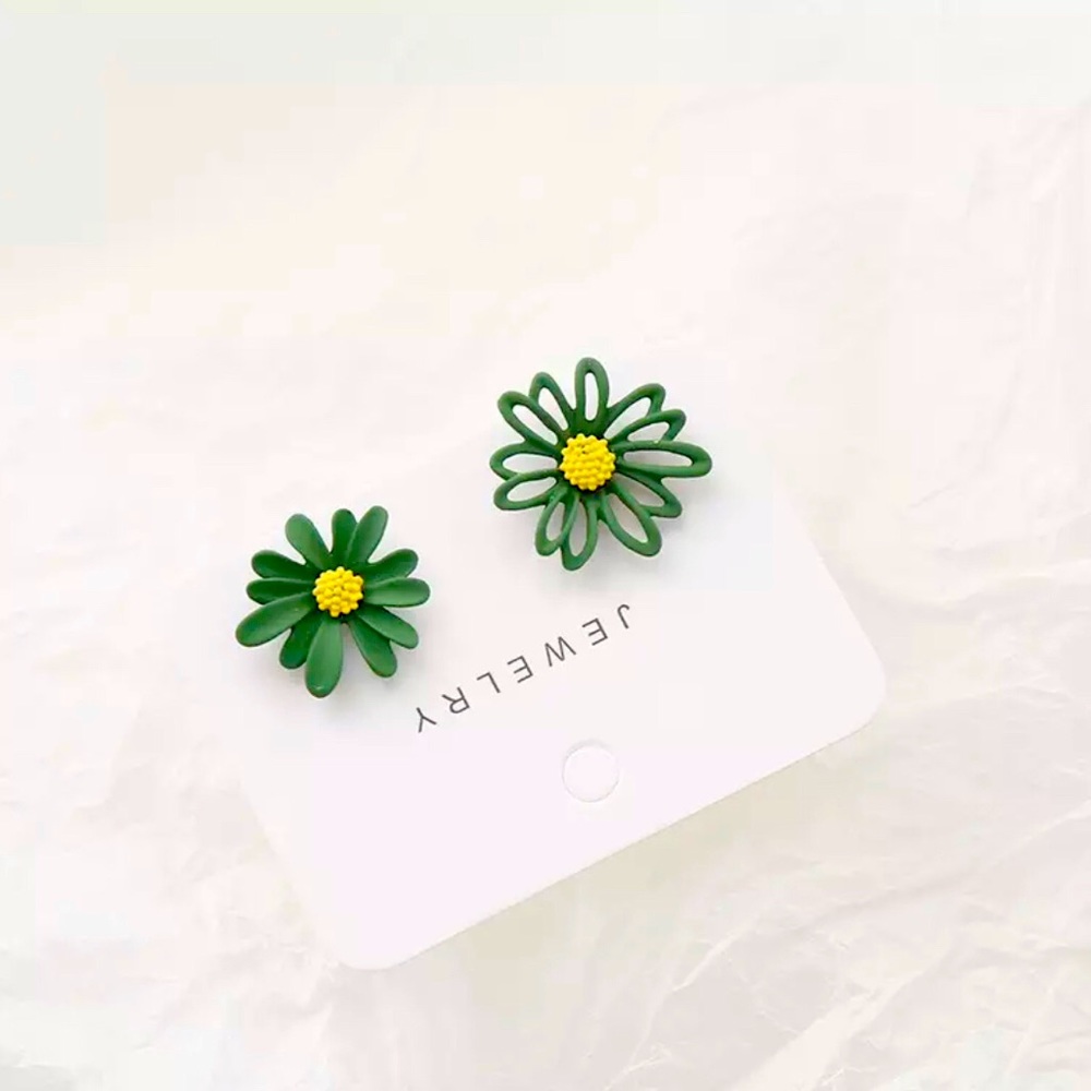 NWT- Super Cute Daisy Flower Stud Earrings